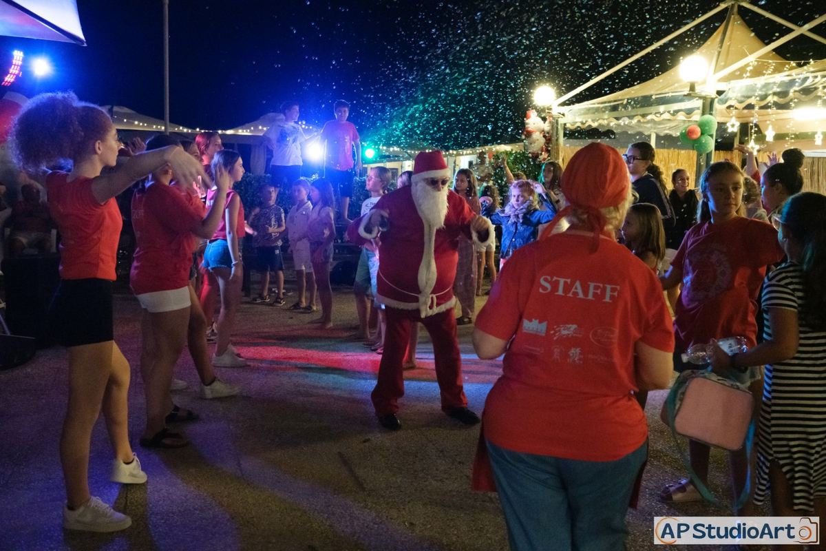 Baby Dance con Babbo Natale sotto la neve
      artificiale al Bagno Azzurro