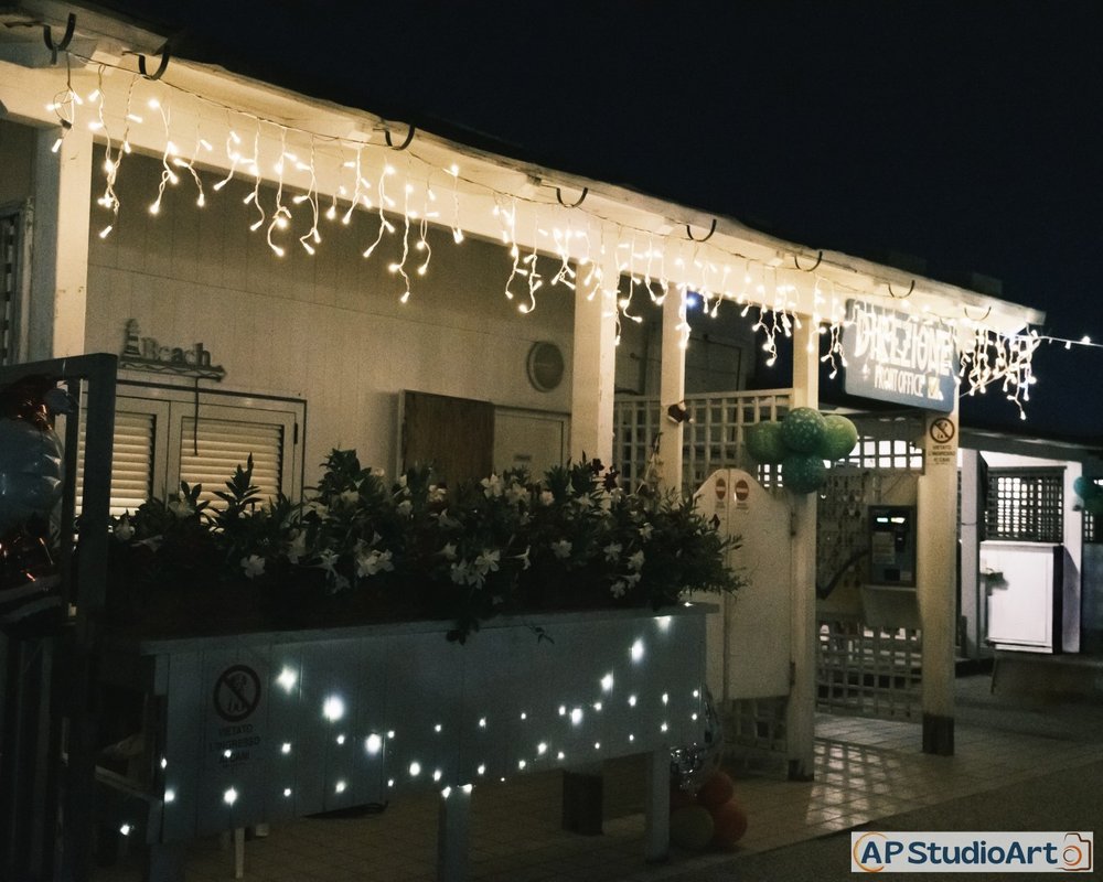 La direzione del Bagno Azzurro decorata
        con le luci di Natale