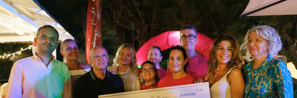 La consegna dell'assegno simbolico alla
      Fondazione Io sto con Chiara