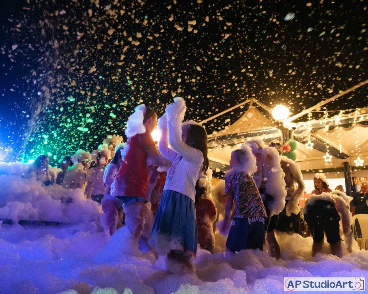 Neve artificiale sulla pista da ballo del
      Bagno Azzurro durante Natale Azzurro