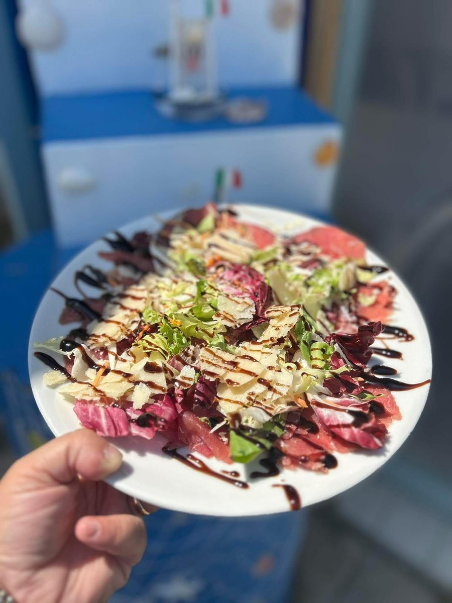Carpaccio con scaglie di grana, insalata e glassa di aceto balsamico servito all'Azzurro Sottocosta