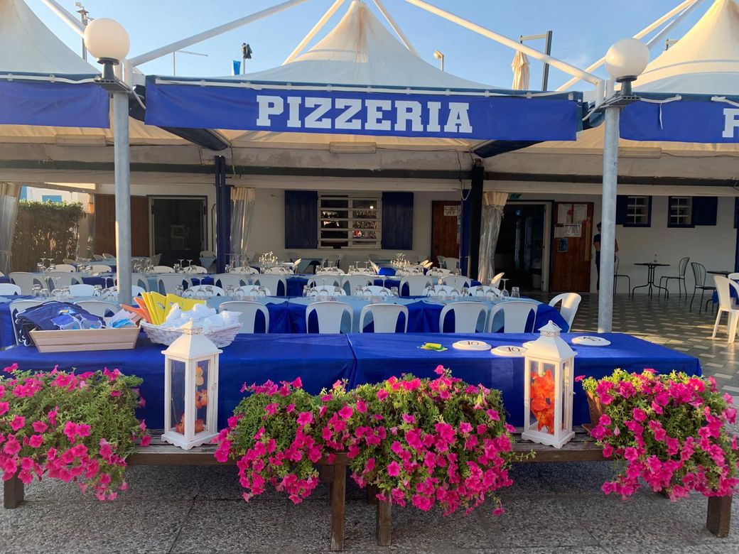 La pizzeria del Bagno Azzurro a Marina di Pisa apparecchiata per la cena